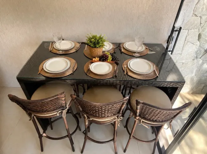 Mesa Alta para Área Gourmet com 6 Banquetas | Fibra Sintética e Tampo de Vidro