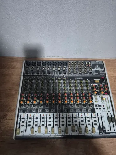 Mesa de som beringuer. Aceito cartao