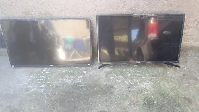 Vendo essas 2 teves para quem quer concertar. Elas ligam porem não da imagem.