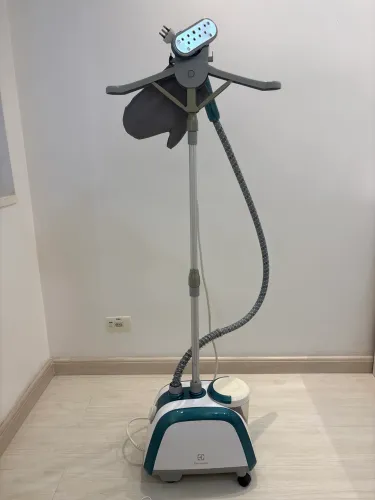 Passadeira vertical a vapor Electrolux GST10 EGS20 110V