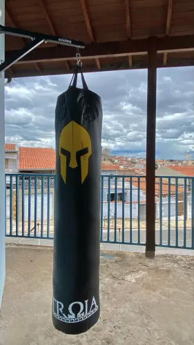 Saco de pancada cheio com suporte