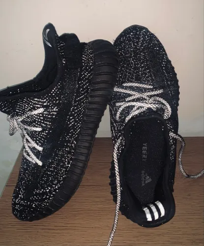Tênis Yeezy Boost 350 V2