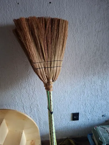 Vassoura Caipira de Palha Natural Reforçada