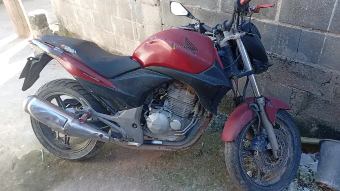 CB300 VERMELHA 2010