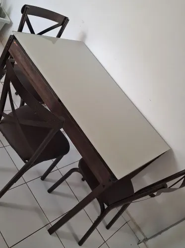 Mesa de vidro com 4 cadeiras