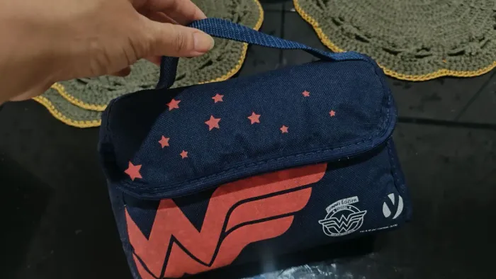Bolsa térmica com marmita mulher maravilha 