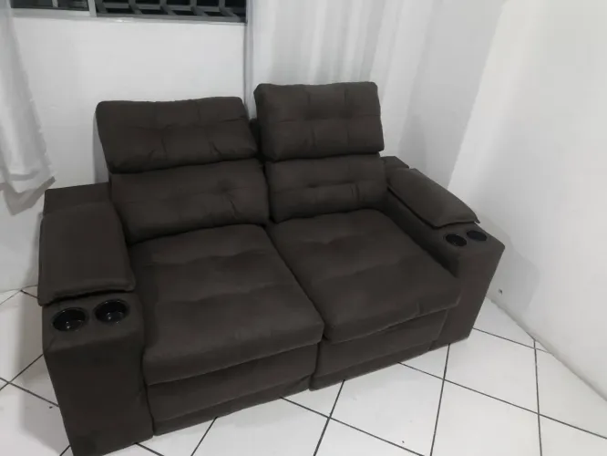 Sofá sofisticado com apoio de copo e suporte pra carregar celular 