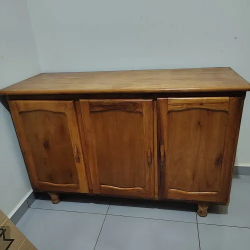 Balcão de madeira três portas