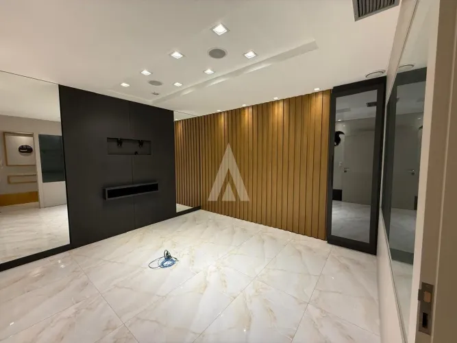 Sala comercial com 108,95 m² à venda no bairro Bom Retiro, em Joinville-SC, por R$ 560.000