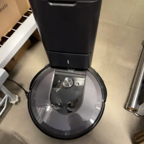 Roomba - iRobot - robô aspirador - modelo i7 com base