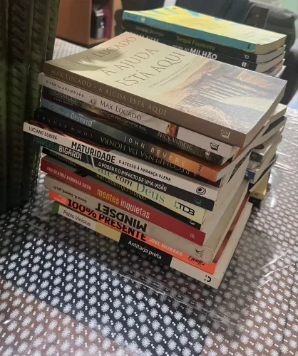 Lote com 56 livros
