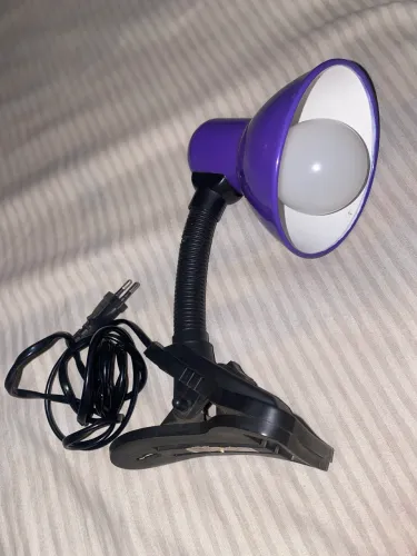 Luminária de mesa bivolt com garra e lâmpada