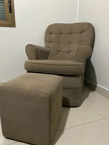 Poltrona descanso/ amamentação com balanço acompanha puff 
