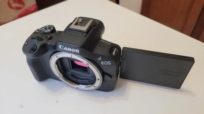 Câmera Canon R50 - apenas 15.000 clics! 