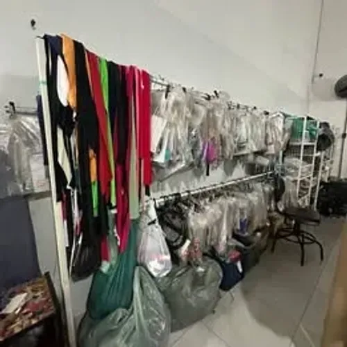 Arara de roupas ou moldes de 2,80 metros com 2 compartimentos