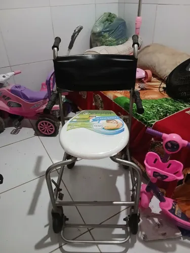 Vende se uma cadeira de roda e de banho