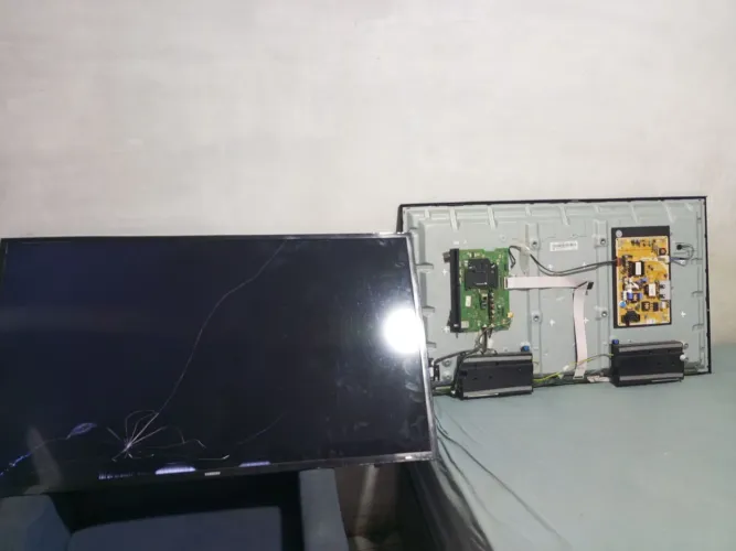Vendo 2 tvs Samsung de 40 e 43 polegadas com tela trincada para retirada de peças