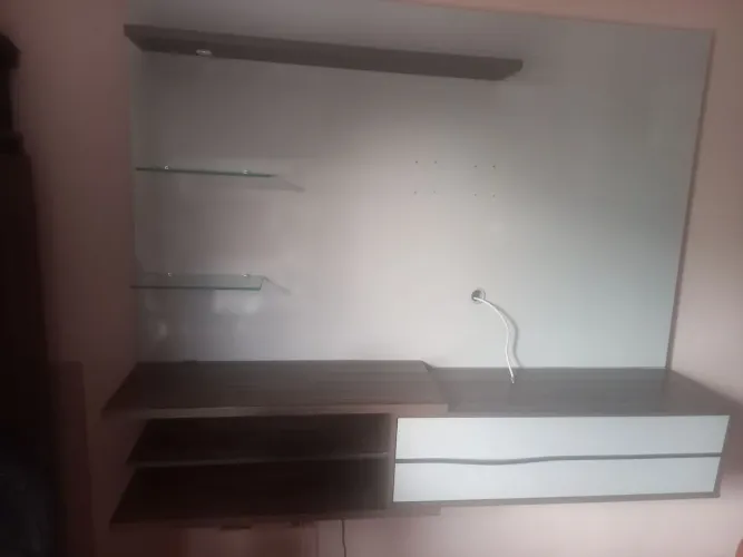 Rack com painel e led  para tv até 55 polegadas com prateleiras de vidro , led  e porta