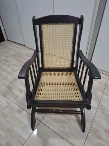 Vendo uma Cadeira de Madeira com Palinha.