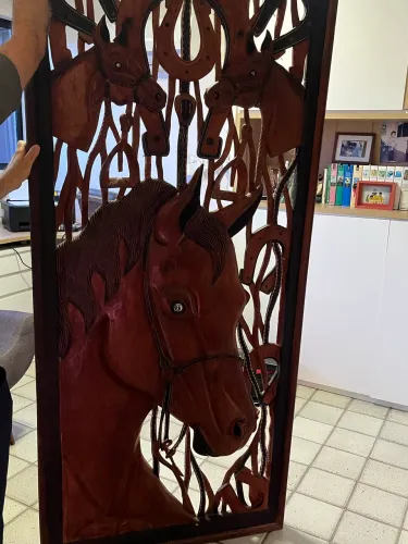 Talha de madeira de lei com rosto de cavalo medindo 1,80 por 0,70 cm pesando 30kg