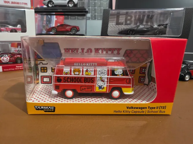 Tarmac Volkswagen VW T2 Hello Kitty School Bus Miniatura 1/64 (Nao é HotWheels)