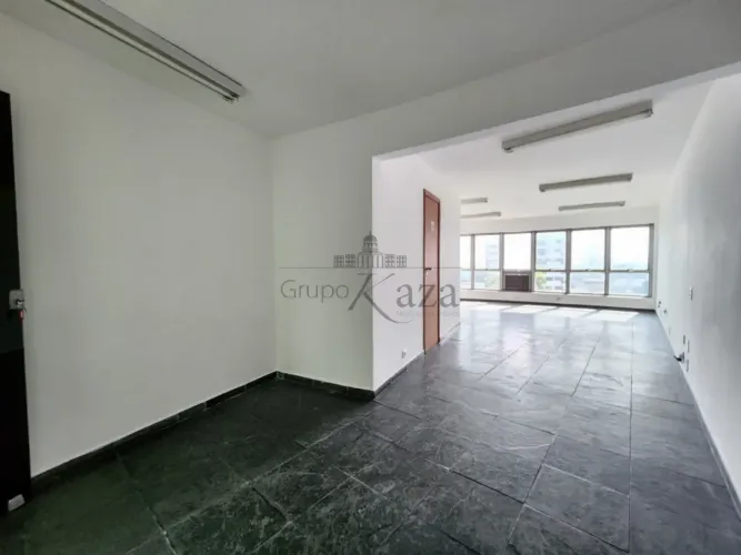Oportunidade - Sala Comercial - Centro - Edifício Saint James - 79m².