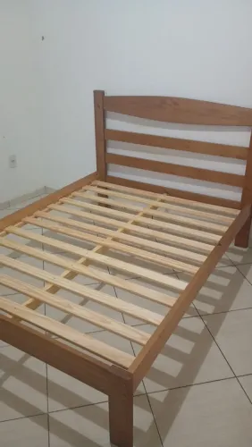 Cama em madeira semi nova