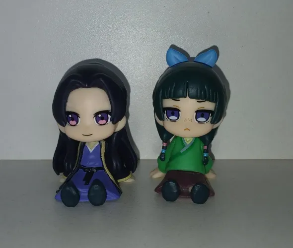 LOTE DUPLA BONECOS MINIATURAS CASAL DIARIOS DE UMA APOTECARIA MAOMAO E JINSHI SENTADINHOS