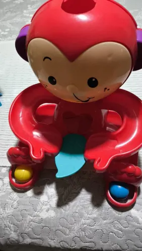 Brinquedo educativo Bebê macaco Zuquinha escorrega bolinha