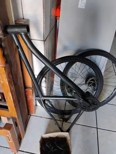 Bicicleta 29 desmontada falta alguma peças retirar no local.