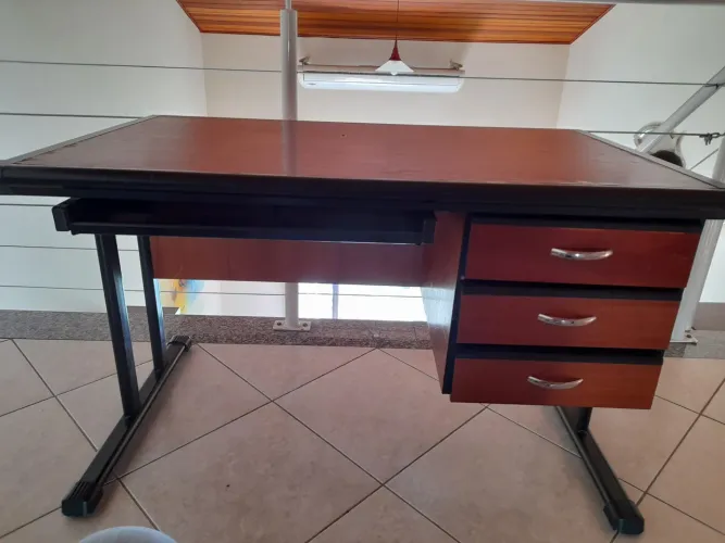 Mesa e cadeira de escritório