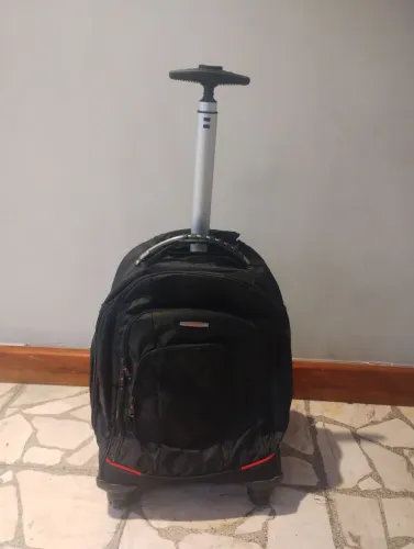 Cochila com rodinhas e alça de qualidade.