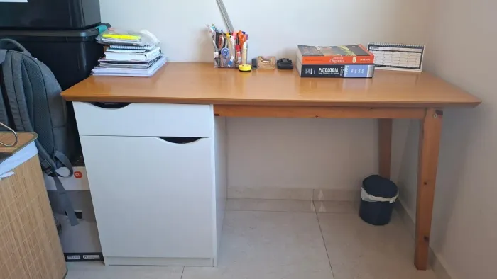 Vendo mesa para estudo/ escritório valor de desapego, com pequena avaria.