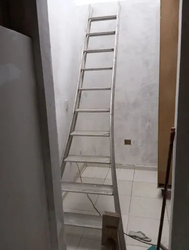 Escada com plataforma