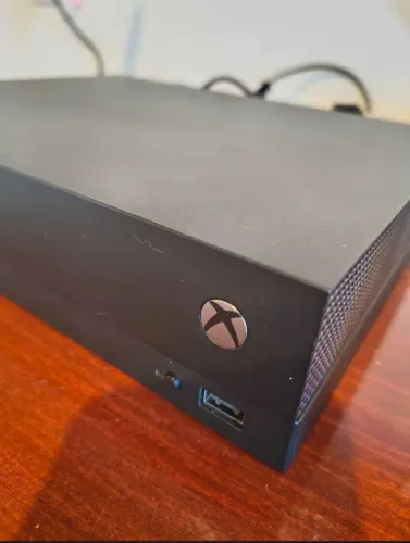 Xbox one X (com controle de xbox series x)