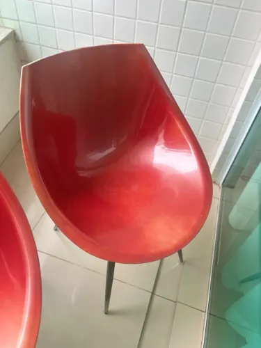 Cadeiras  vermelhas estilo Philipe Stark em poliuretano rigido e pés em inox