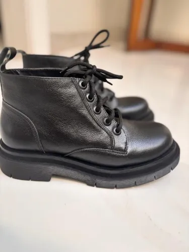 Bota em couro Via Mia.