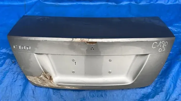 Tampa Traseira Mercedes C180 2008 A 2014 / Detalhes Prateado