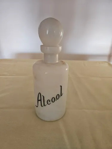 Antigo frasco em vidro opalinado para Álcool