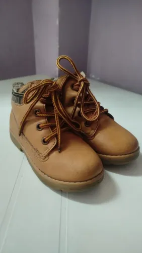 Bota semi nova numeração 24
