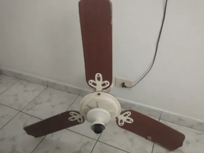 Ventilador de teto marrom com 3 pás