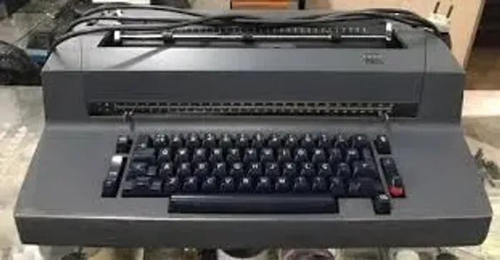 MÁQUINA DE ESCREVER IBM 82 C