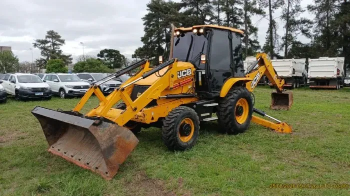 Retroescavadeira JCB 4X4 ANO 2022 APENAS 2.000HRS
