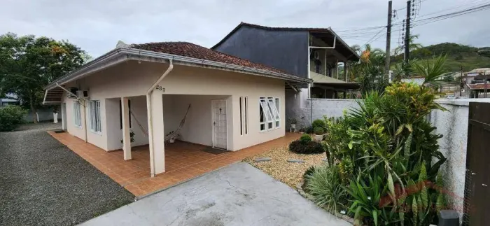 Casa com 3 dormitórios para alugar, 82 m² por R$ 3.160,00/mês - Iririú - Joinville/SC
