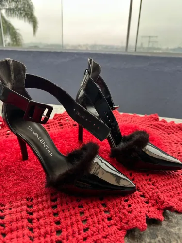 Scarpin com plumas 