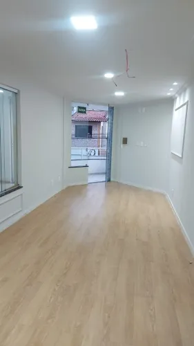 Sala 11, 22 m2, na Av. Hermes Fontes 2064, bairro Luzia, em galeria sem condominio