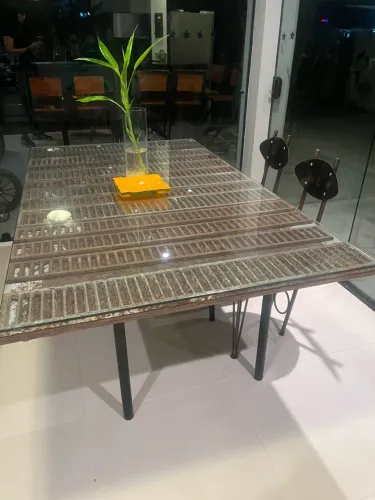 Mesa de Jantar Rústica com Design Exclusivo - 6 Lugares