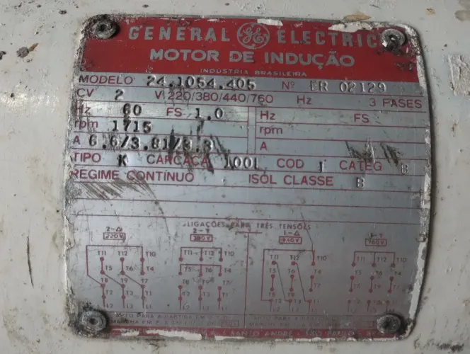 Motor elétrico trifásico