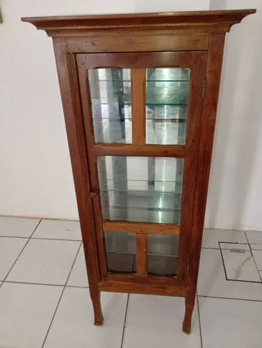 Vendo cristaleira em madeira com vidros. Dimensões: 55 cm x 39cm x 1,28 metros.