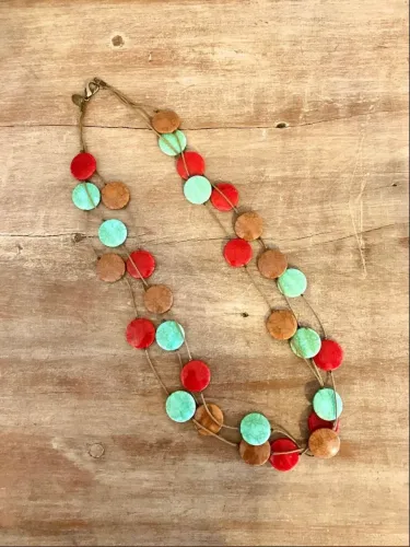 colar longo dricca pinheiro colorido vermelho azul turquesa e marrom